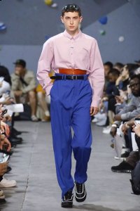 腿部线条一下潮牌资讯就会得到拉长（2018男生穿什么很潮 2018男装潮流趋势）