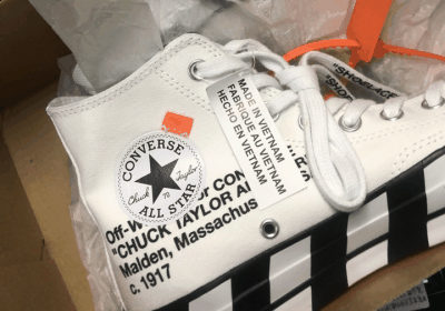  匡威 off white 联名2.0实物欣赏 外观：潮牌资讯首先是鞋子附送的配件只有一张包裹的普通衬纸（匡威 off white 联名2.0实物欣赏 匡威 off white 联名2.0搭配方法）