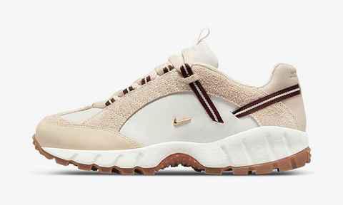 日前南法设计师品牌 Jacquemus 与耐潮牌信息克合作打造的 Air Humara 鞋履也揭晓了发售信息（Jacquemus x 耐克全新联名 Air Humara 鞋款即将登场）