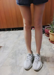 那么这双乍一看十分惊艳的可燃冰到底实物怎么样呢？上脚潮牌商城好不好看？感兴趣的小伙伴们快来和小编一起看看这双yeezy 350 V2冰蓝实物上脚的细节（椰子可燃冰上脚图 yeezy 350 V2 blue tint实物上脚细节）