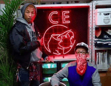 此番依旧延续品牌一贯潮牌汇潮牌网店的风格选以经典版型的服饰（Cav Empt全新黑胶唱片包怎么样 Cav Empt唱片包怎么入手）