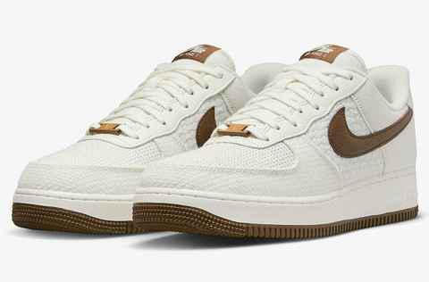 另有鞋垫处“V”字样、潮牌汇潮牌网「SNKRS Day」吊牌彰显特殊身份（Air Force 1 全新“SNKRS Day”限定鞋款即将登场）