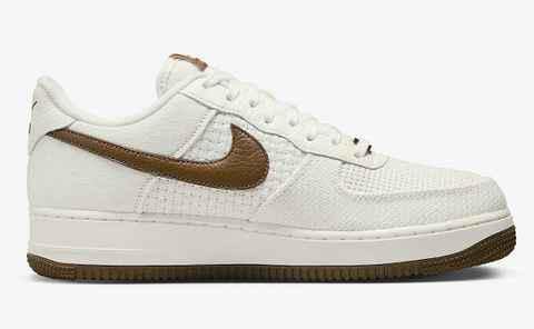 另有鞋垫处“V”字样、潮牌汇潮牌网「SNKRS Day」吊牌彰显特殊身份（Air Force 1 全新“SNKRS Day”限定鞋款即将登场）