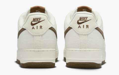 另有鞋垫处“V”字样、潮牌汇潮牌网「SNKRS Day」吊牌彰显特殊身份（Air Force 1 全新“SNKRS Day”限定鞋款即将登场）