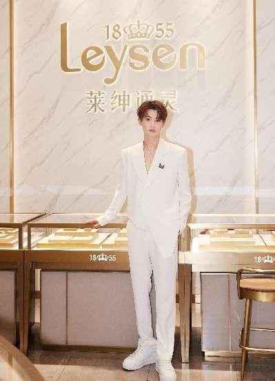 他没在穿搭潮牌上大费周章（黄明昊“真心告白”现场，不愧是粉丝心中的真诚偶像）