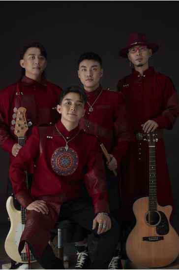 从小生长在草潮牌商城原上的他们（ROCK&RIDE首次携手中国民族摇滚乐队推出限量联名单品）