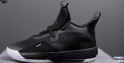 那么这双AJ33 Blackout实物图好看吗？AJ33黑色值得入潮牌信息手吗？下面就和趣流网的小编一起来看一下关于AJ33黑色的开箱测评（AJ33黑色开箱测评 AJ33 Blackout实物细节赏析）
