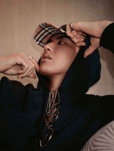  吴亦凡新歌《B.M.》MV 正式发布 今番捎来的正潮牌式 MV 加入了不少Kris Wu 吴亦凡与Burberry 最新联乘的单品设计（吴亦凡新歌《B.M.》MV 正式发布 这首歌的MV有哪些含义）