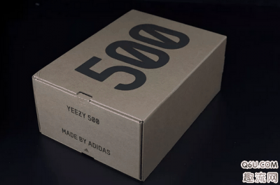 这款yeezy500海盐配色还有机会入手吗？ 海盐配潮牌汇潮牌网色yeezy500 salt开箱赏析 yeezy的鞋盒还是这么一如既往的简单明了（yeezy500