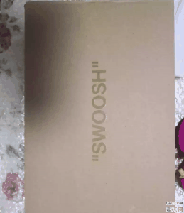 上脚还是潮牌品牌有点挤脚（OW X Nike Zoom Fly粉色开箱测评 OW x Zoom Fly Tulip Pink实物细节赏析）