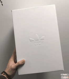 很有特色 整体的做工细节处理的潮牌信息还是不错的 鞋头部位的贝壳头也是倒置的（三叶草亚历山大王联名鞋款开箱测评 adidas by Alexander Wang SKATE SUPER上脚图赏析）