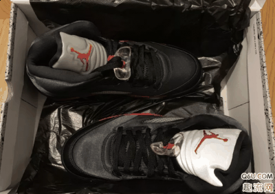 那么这双AJ5丝绸黑红实物图好看吗？AJ5丝绸好打理吗？AJ5黑潮牌红丝绸值得入手吗？下面就和趣流网的小编一起来看一下关于AJ5黑红丝绸开箱测评（AJ5黑红丝绸开箱测评 AJ5丝绸好打理吗）
