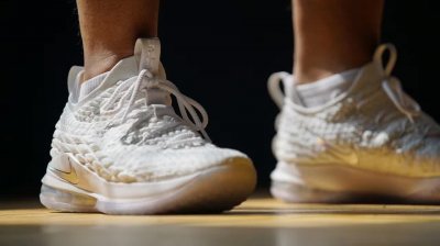 那么詹姆斯15低帮与詹姆斯16哪款脚感好呢潮牌汇潮牌网？小编今天为大家带来了詹姆斯15低帮与詹姆斯16对比测评（詹姆斯15与詹姆斯16对比测评 詹姆斯15低帮与詹姆斯16哪款脚感好）