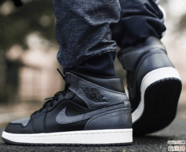 看一下实物图 AJ1 mid黑灰 AJ1影子 看了AJ1影子和黑灰的潮牌商城对比图很明显的可以发现一个高帮一个中帮 鞋身的材质也是有所区别的（AJ1影子和黑灰的区别是什么 AJ1影子和黑灰谁贵）