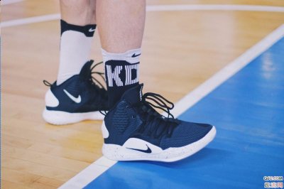 Swoosh Logo被放置在中潮牌汇潮牌网店部的橡塑材质贴片上（Hyperdunk X缓震性能好吗 Nike Hyperdunk X实战能力怎么样）