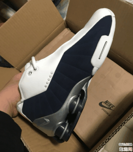 随时起飞 侧面的细节看一下 Nike shox bb4脚感怎么样潮牌资讯 前掌 Zoom Air 以及后掌 Shox 科技的 Nike Shox BB4 就是在你的脚底下放几个弹簧（Nike shox bb4复刻开箱测评 Nike shox bb4脚感怎么样）