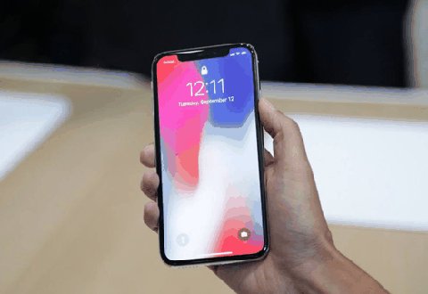  由于iPhone X使用潮牌的OLED屏幕来自三星（iphonex深陷“绿线门” 残缺的iPhone X为何热度不减?）