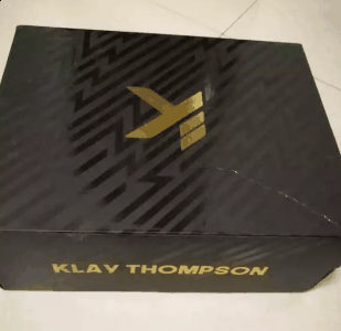 而是被扎克拉文上脚过 KT3low黑红实物潮牌商城欣赏 鞋款全身采用是编织材质 鞋款全身是黑红示人（KT3low黑红开箱测评 KT3low黑红实物欣赏）