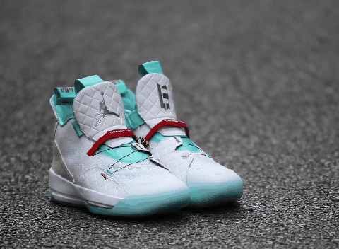 加上细节的潮牌信息鲜红装饰（Air Jordan 33中国玉配色在哪买 Air Jordan 33中国玉配色好看吗）