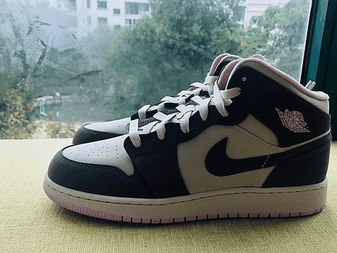 相对而言增加了保暖性 AJ1粉紫葡萄潮牌商城值得入手吗 这双鞋子整体就采用了三种颜色（AJ1粉紫葡萄实物欣赏 AJ1粉紫葡萄细节欣赏）