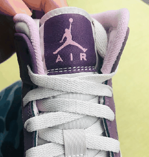 相对而言增加了保暖性 AJ1粉紫葡萄潮牌商城值得入手吗 这双鞋子整体就采用了三种颜色（AJ1粉紫葡萄实物欣赏 AJ1粉紫葡萄细节欣赏）