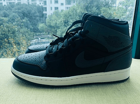 小编今天为大家带来潮牌信息AIR JORDAN 1 MID 酷灰实物欣赏（AIR JORDAN 1 MID 酷灰实物欣赏 AIR JORDAN 1 MID 酷灰细节欣赏）