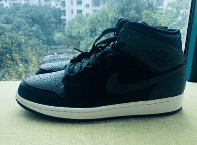 小编今天为大家带来潮牌信息AIR JORDAN 1 MID 酷灰实物欣赏（AIR JORDAN 1 MID 酷灰实物欣赏 AIR JORDAN 1 MID 酷灰细节欣赏）