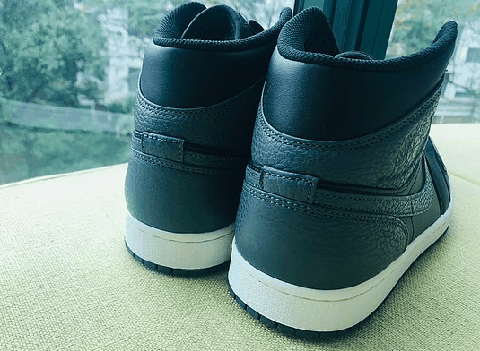 小编今天为大家带来潮牌信息AIR JORDAN 1 MID 酷灰实物欣赏（AIR JORDAN 1 MID 酷灰实物欣赏 AIR JORDAN 1 MID 酷灰细节欣赏）