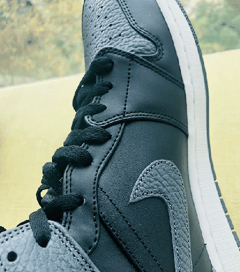 小编今天为大家带来潮牌信息AIR JORDAN 1 MID 酷灰实物欣赏（AIR JORDAN 1 MID 酷灰实物欣赏 AIR JORDAN 1 MID 酷灰细节欣赏）