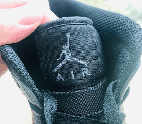 小编今天为大家带来潮牌信息AIR JORDAN 1 MID 酷灰实物欣赏（AIR JORDAN 1 MID 酷灰实物欣赏 AIR JORDAN 1 MID 酷灰细节欣赏）