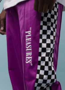 夹克上的logo WISM x PLEASURES 运动套装多潮牌商城少钱 此番运动套装将于 11 月 10 日登陆 WISM 店铺（WISM x PLEASURES 运动套装好看吗 WISM x PLEASURES 运动套装多少钱）
