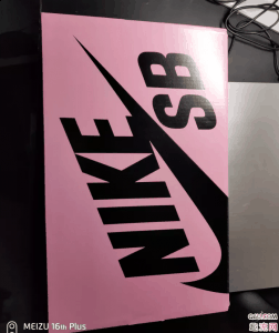 今天小编给大家带潮牌汇潮牌网店来了 dunk sb黑钻的开箱（Nike dunk sb low黑钻开箱测评 dunk sb黑钻实物细节赏析）