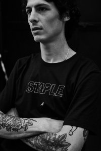 需要保安陪同下潮牌汇潮牌网秘密搭的士离开（NIKE SB鸽子图案服饰怎么样 Staple x Nike Dunk SB “Pigeon”联名服饰一览）