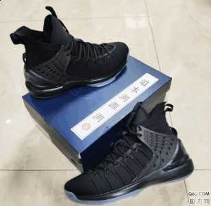 后跟部位的tpu看起来还不错的 李宁凤潮牌品牌舞黑色上脚图赏析 李宁凤舞黑色上脚的颜值还不错（李宁溯系列凤舞黑色开箱测评 李宁凤舞黑色上脚图赏析）