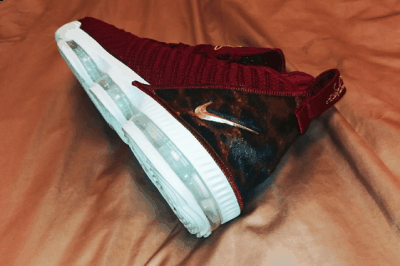 我将LeBron 16带回了原来潮牌资讯测评《球鞋90秒》用的场地（LeBron 16“King”配色实战优势有哪些 LeBron 16“King”配色实战缺陷有哪些）