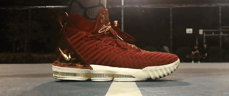 我将LeBron 16带回了原来潮牌资讯测评《球鞋90秒》用的场地（LeBron 16“King”配色实战优势有哪些 LeBron 16“King”配色实战缺陷有哪些）