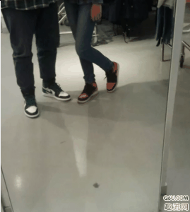 凯尔特人配色的价格会高一些 毕竟AJ1 dmp套装还是很有纪念意义的 AJ1 dmp和AJ1的区别是什么 AJ1 dmp鞋舌不潮牌品牌是传统Nike air的og 标 而是采用了aj1 high系列的飞人标 AJ1 dmp和AJ1还有一个区别是在AJ1 dmp后跟的部位有一个Jordan的飞人logo AJ1 dmp套装开箱测评 外包装（AJ1 dmp套装是什么 AJ1 dmp套装开箱测评）