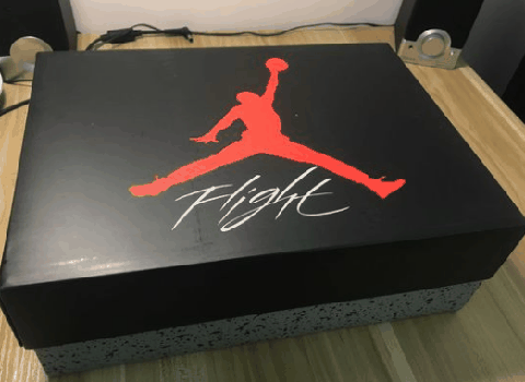 AJ4光棍节配潮牌资讯色实物欣赏（AJ4光棍节配色开箱测评 AJ4光棍节配色实物欣赏）