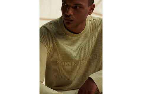 其中带有石头岛条纹潮牌汇潮牌网店元素的 T-Shirt 堪称吸睛（Stone Island 石头岛 40 周年纪念套装亮相）