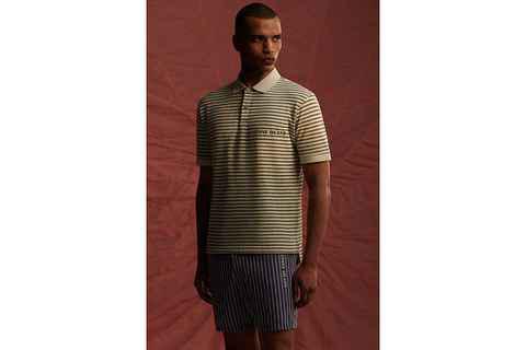 其中带有石头岛条纹潮牌汇潮牌网店元素的 T-Shirt 堪称吸睛（Stone Island 石头岛 40 周年纪念套装亮相）