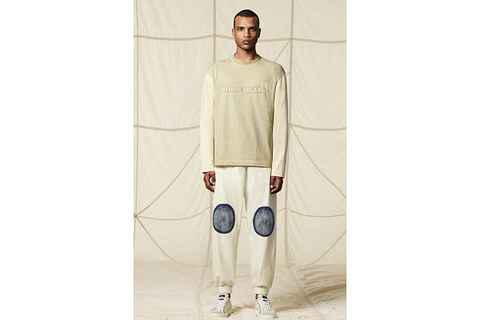 其中带有石头岛条纹潮牌汇潮牌网店元素的 T-Shirt 堪称吸睛（Stone Island 石头岛 40 周年纪念套装亮相）