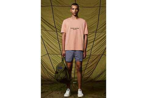 其中带有石头岛条纹潮牌汇潮牌网店元素的 T-Shirt 堪称吸睛（Stone Island 石头岛 40 周年纪念套装亮相）