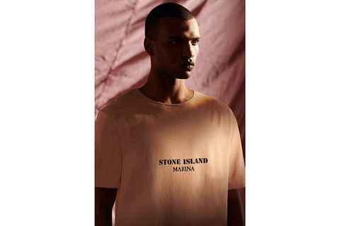 其中带有石头岛条纹潮牌汇潮牌网店元素的 T-Shirt 堪称吸睛（Stone Island 石头岛 40 周年纪念套装亮相）