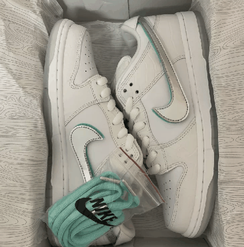 并还附带了一双鞋带 Dunk Sb 白钻实物欣赏 最大的亮点潮牌资讯在于鞋款上的耐克LOGO是可以随意拆下换掉的 鞋面虽然都是采用皮革材质的（Dunk Sb 白钻开箱测评 Dunk Sb 白钻实物欣赏）