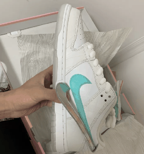 并还附带了一双鞋带 Dunk Sb 白钻实物欣赏 最大的亮点潮牌资讯在于鞋款上的耐克LOGO是可以随意拆下换掉的 鞋面虽然都是采用皮革材质的（Dunk Sb 白钻开箱测评 Dunk Sb 白钻实物欣赏）