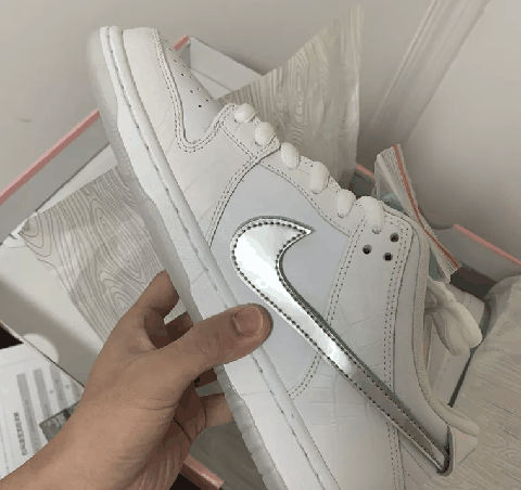 并还附带了一双鞋带 Dunk Sb 白钻实物欣赏 最大的亮点潮牌资讯在于鞋款上的耐克LOGO是可以随意拆下换掉的 鞋面虽然都是采用皮革材质的（Dunk Sb 白钻开箱测评 Dunk Sb 白钻实物欣赏）
