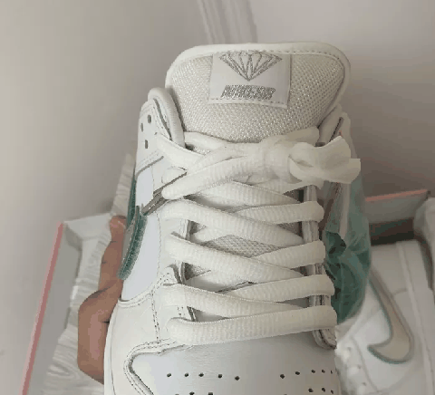 并还附带了一双鞋带 Dunk Sb 白钻实物欣赏 最大的亮点潮牌资讯在于鞋款上的耐克LOGO是可以随意拆下换掉的 鞋面虽然都是采用皮革材质的（Dunk Sb 白钻开箱测评 Dunk Sb 白钻实物欣赏）