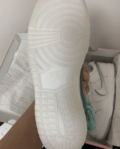 并还附带了一双鞋带 Dunk Sb 白钻实物欣赏 最大的亮点潮牌资讯在于鞋款上的耐克LOGO是可以随意拆下换掉的 鞋面虽然都是采用皮革材质的（Dunk Sb 白钻开箱测评 Dunk Sb 白钻实物欣赏）