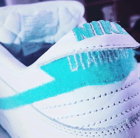 并还附带了一双鞋带 Dunk Sb 白钻实物欣赏 最大的亮点潮牌资讯在于鞋款上的耐克LOGO是可以随意拆下换掉的 鞋面虽然都是采用皮革材质的（Dunk Sb 白钻开箱测评 Dunk Sb 白钻实物欣赏）