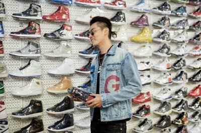 主持人Joe La Puma 和 Kris W潮牌信息u来到纽约的Stadium Goods一起聊聊天（吴亦凡在Sneaker Shopping挑了哪些鞋 吴亦凡喜欢的鞋款有哪些）